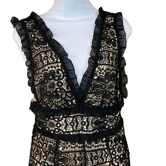 Guess L.A. Solstice Jet Black Crochet Lace Jumpsuit Nude Liner Size 6 NWT - Picture 3 of 10